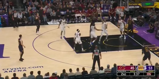 云开官网-找回场子！艾顿刚吐饼后连续命中，湖人领先到两位数分差